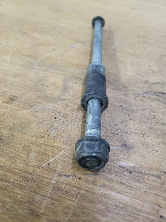 Axe de roue avant Honda 125 Panthéon 2T 1998-2002 – Image 2