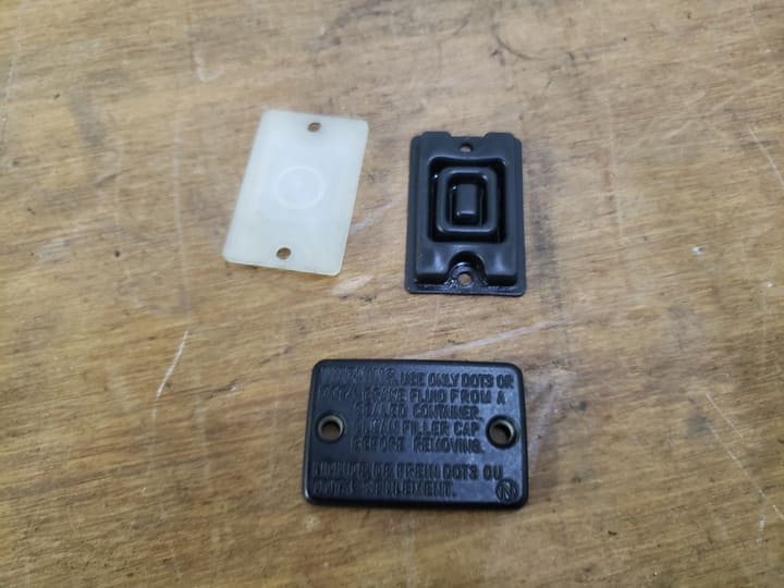 Couvercle de maitre cylindre de frein avant Honda 125 Panthéon 2T 1998-2002