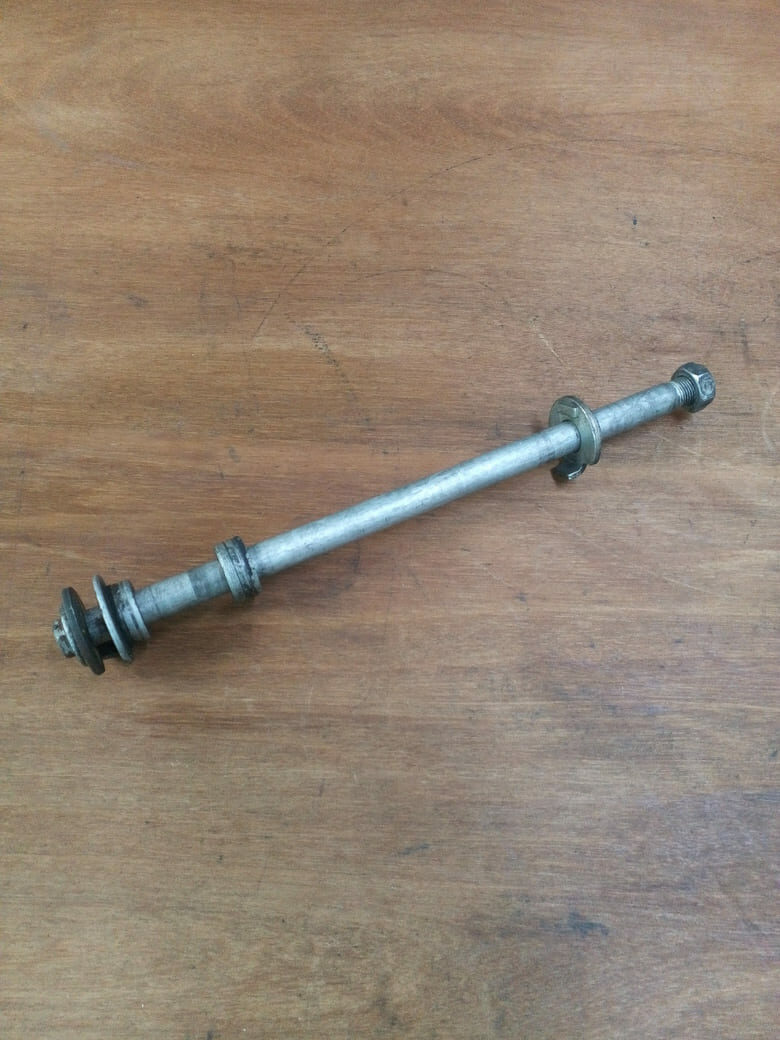 Axe de roue arrière Honda 600 Hornet 1998 - 2002